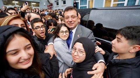 Ekrem İmamoğlu'na Vefa Poyraz Anadolu Lisesi’nde sevgi seli