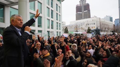 Gözlerin çevrildiği Sarıyer Belediye Başkanı Şükrü Genç'ten miting gibi basın açıklaması