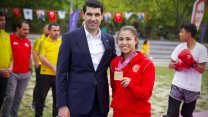 Delal Kadir şampiyonluk sevincini Avcılar Belediye Başkanı Utku Caner Çaykara ile paylaştı