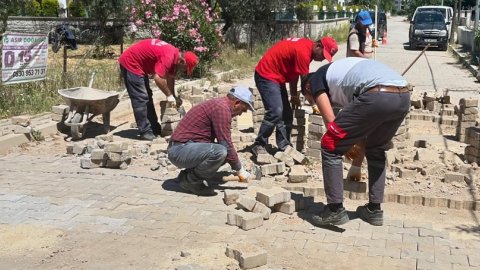 Menderes Belediyesi'nden Cüneytbey'de kilit parke ve yol çalışması