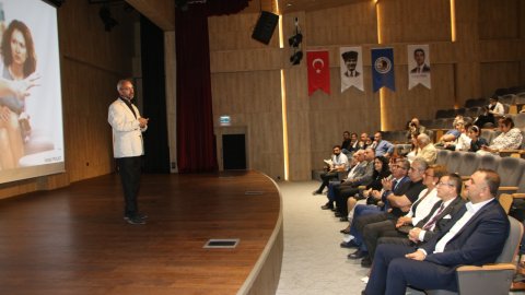 Kartal Belediyesi'nden internetin çocuklar üzerindeki zararlı etkileri semineri