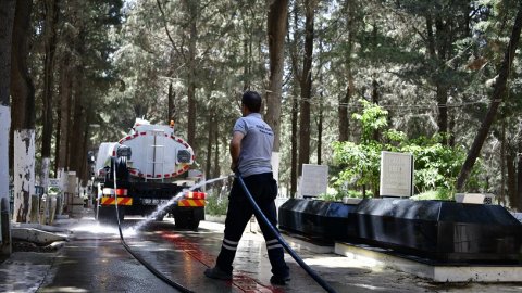 Kuşadası Belediyesi'nden mezarlıklarda bayram temizliği