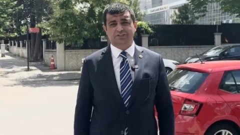 CHP'li Deniz Demir TÜİK binasının önünde tepki gösterdi: Makyajın bu kadarına da pes