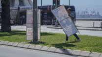 Karşıyaka Belediyesi izinsiz reklam ve afişleri toplamaya devam ediyor