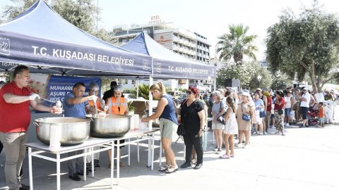 Kuşadası Belediyesi aşure bereketini 8 bin kişi ile paylaştı