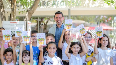 Bayraklı Belediyesi'nin 'Kitap Takas Şenliği'nden renkli görüntüler