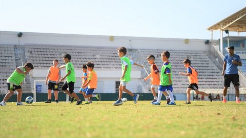 Konyaaltı Belediyesi Yaz Kursları’nda futbol eğitimi sürüyor