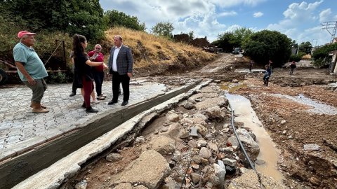 Menderes Belediye Başkanı İlkay Çiçek'ten sel felaketinden etkilenen mahallelere ziyaret