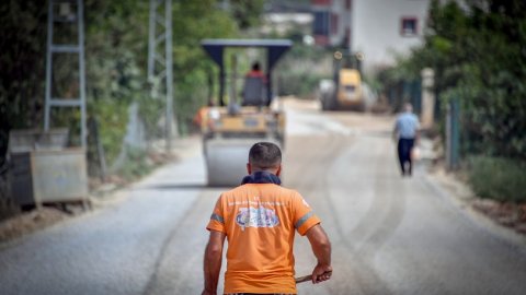 Mersin Büyükşehir Belediyesi'nden Hüsametli ve Küstüllü Mahallerinde yol çalışması