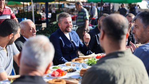 Buca Belediye Başkanı Görkem Duman pazarcılarla kahvaltıda buluştu