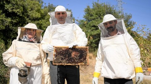 Bornova Belediye Başkanı Ömer Eşki bal hasadına katıldı