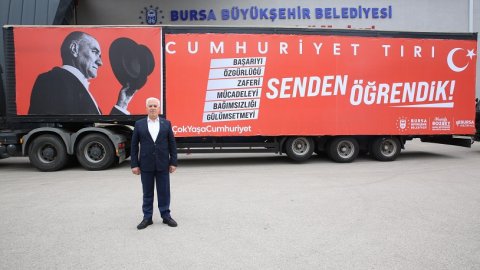 Bursa Büyükşehir Belediyesi'nin Cumhuriyet Tırı 29 Ekim coşkusunu kente yayıyor