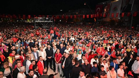 Kepez Belediyesi’nin 29 Ekim Koray Avcı konserinden kareler