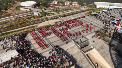 Balıkesir Büyükşehir Belediyesi'nden 1923 temalı 500 kişilik zeybek gösterisi