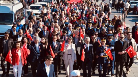 Sinem Dedetaş, 29 Ekim dolayısıyla belediye personeli ile bayramlaştı