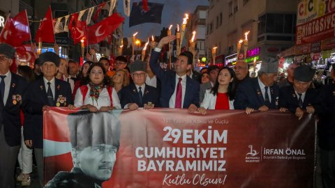 Bayraklı Belediyesi 29 Ekim'i bayraklı yürüyüş ile kutladı