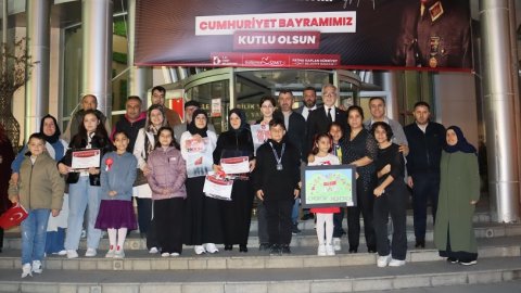 İzmit Belediyesi'nden ‘Cumhuriyet’ temalı yarışmada dereceye girenlere ödül