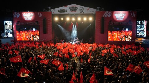 Üsküdar Belediyesi, 29 Ekim'i Duman ve Ekin Beril konserleri ile kutladı