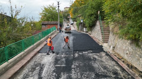 İzmit Belediyesi'nden Koçal Sokak’ta yol yapım çalışması