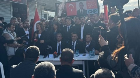 Esenyurt'ta CHP'nin grup toplantısı sokakta yapıldı: Ey kaymakam! Seni o koltuktan kaldıracağız