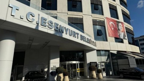 Esenyurt Belediyesi'nin kayyumu CHP'li başkan yardımcılarını görevden aldı