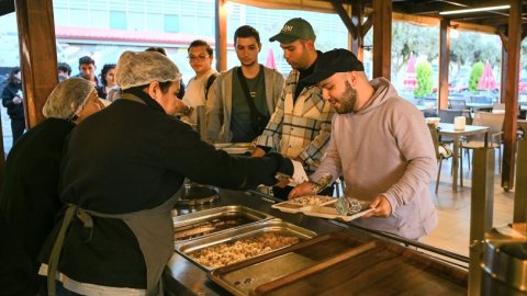 Kuşadası Belediyesi'nden üniversite öğrencilerine ücretsiz akşam yemeği desteği