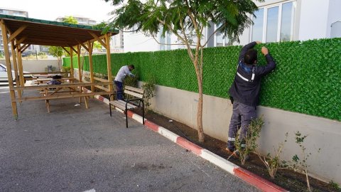 Konyaaltı Belediyesi ara tatilde okulları yeniliyor