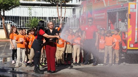 Mersin Büyükşehir Belediyesi itfaiyesi öğrencileri konuk etti