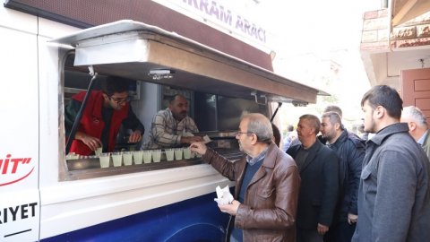 İzmit Belediyesi'nden cuma namazı sonrası vatandaşlara kek ve limonata ikramı