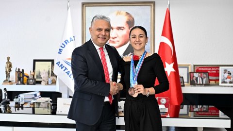 Muratpaşa Belediye Başkanı Ümit Uysal'dan şampiyon patenci Selin Eren'e tebrik