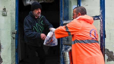 Muratpaşa Belediyesi'nden şiddetli yağış sonrası sıcak yemek desteği