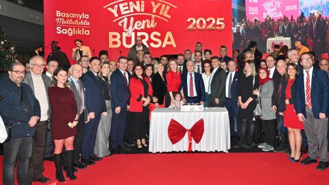 Bursa Büyükşehir Belediye Başkanı Mustafa Bozbey'den personeliyle birlikte yeni yıl kutlaması