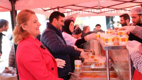 İzmit Belediyesi yılın ilk günü Darıca’da sıcak yemek hizmeti vermeye devam etti