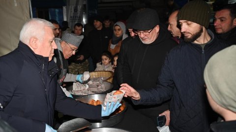 Mustafa Bozbey’den Regaib Kandili'nde tatlı ve lokma ikramı