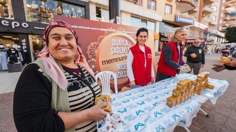 Mersin Büyükşehir Belediyesi'nden Regaip Kandili'nde vatandaşlara kandil simidi ikramı 