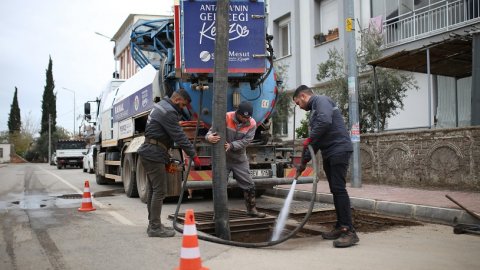 Kepez Belediyesi'nden su taşkınlarına karşı mazgal temizliği