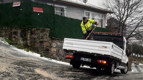 Sarıyer Belediyesi vatandaşlara kar uyarısı: Ekiplerimiz görev başında