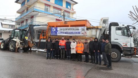 İzmit Belediyesi karla mücadelede tam kadro sahada