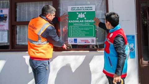 Kuşadası'nda afet toplanma alanları ile ilgili afişli bilgilendirme 