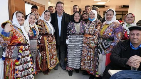 Sarıyer Belediye Başkanı Oktay Aksu komşularıyla hızır lokmasını paylaştı