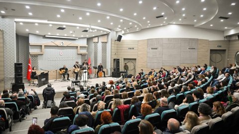 Bornova Belediyesi Barış Manço ve Cem Karaca'yı şarkılarıyla andı