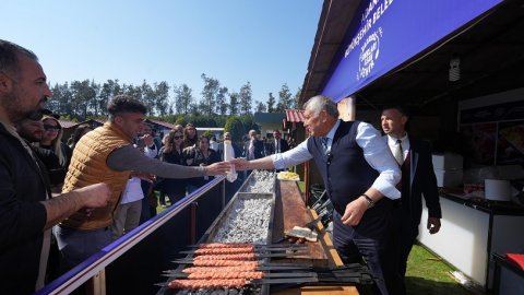 Zeydan Karalar, Antalya’da Adana’yı anlattı! Elleriyle Adana Kebabı ikram etti