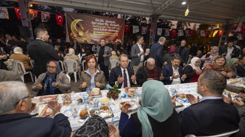 Vahap Seçer eşi Meral Seçer ile birlikte Erdemli halkıyla iftar yaptı