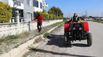 Menderes Belediyesi'nden 44 mahallede ilaçlama çalışması