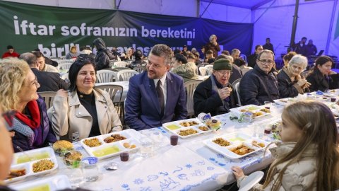 Buca Belediyesi’nin iftar çadırına yoğun ilgi