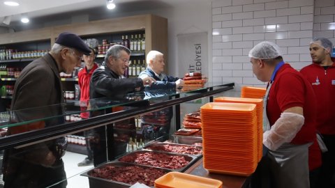 İzmit Belediyesi'nin Halk Et satışları Çınar Halk Market’te başladı