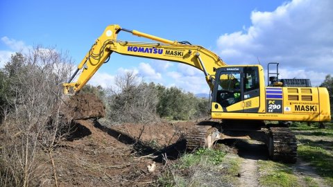 Manisa Büyükşehir'den Akhisar'da dere temizlik ve menfez çalışması 