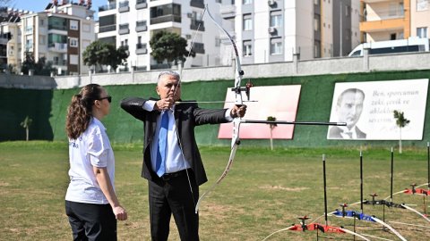 Muratpaşa Belediye Başkanı Ümit Uysal'dan gençlere okçuluk eğitimi çağrısı